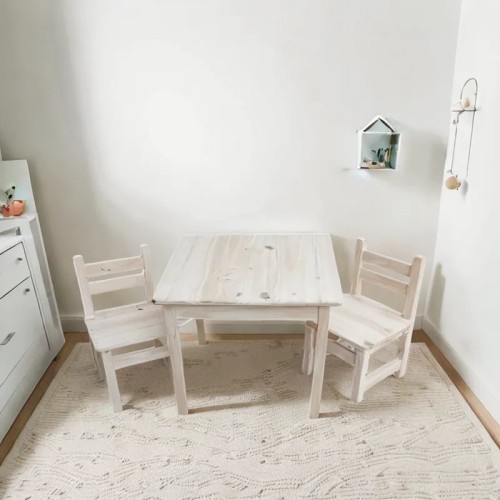 Silla junior y mesita cuadrada